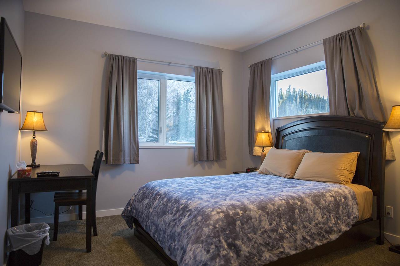 Midnight Sun Inn Whitehorse Exteriör bild