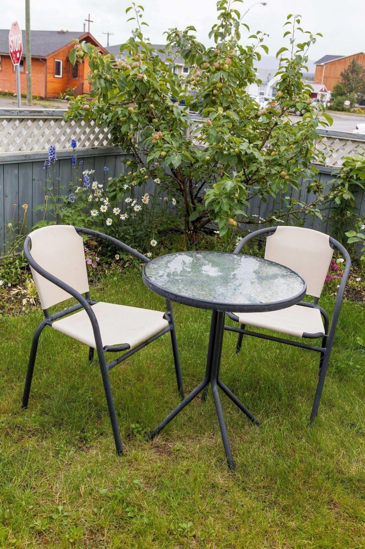 Midnight Sun Inn Whitehorse Exteriör bild